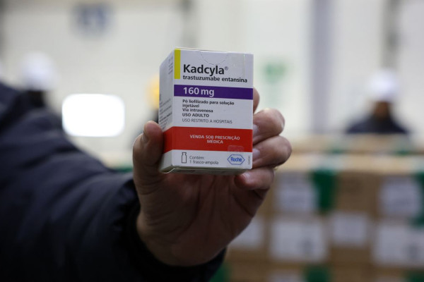 Brasil recebe lote de medicamento para tratar câncer de mama no SUS