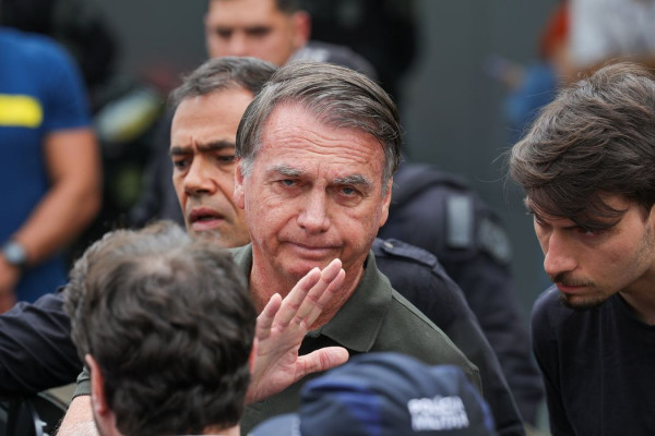 Moraes nega pedido da defesa e mantém prisão domiciliar de Bolsonaro 