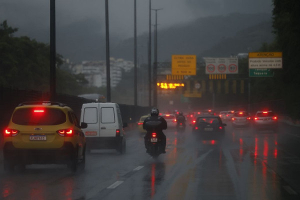 Rio tem alerta de chuva, ventos e ressaca do mar nas próximas horas