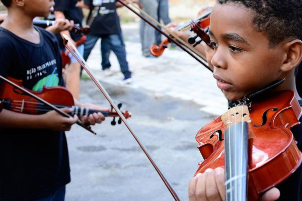 Projeto leva aulas de música para crianças em áreas vulneráveis do Rio