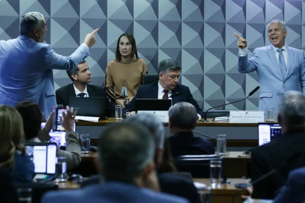 Ex-presidente do INSS se nega a responder perguntas de relator da CPI