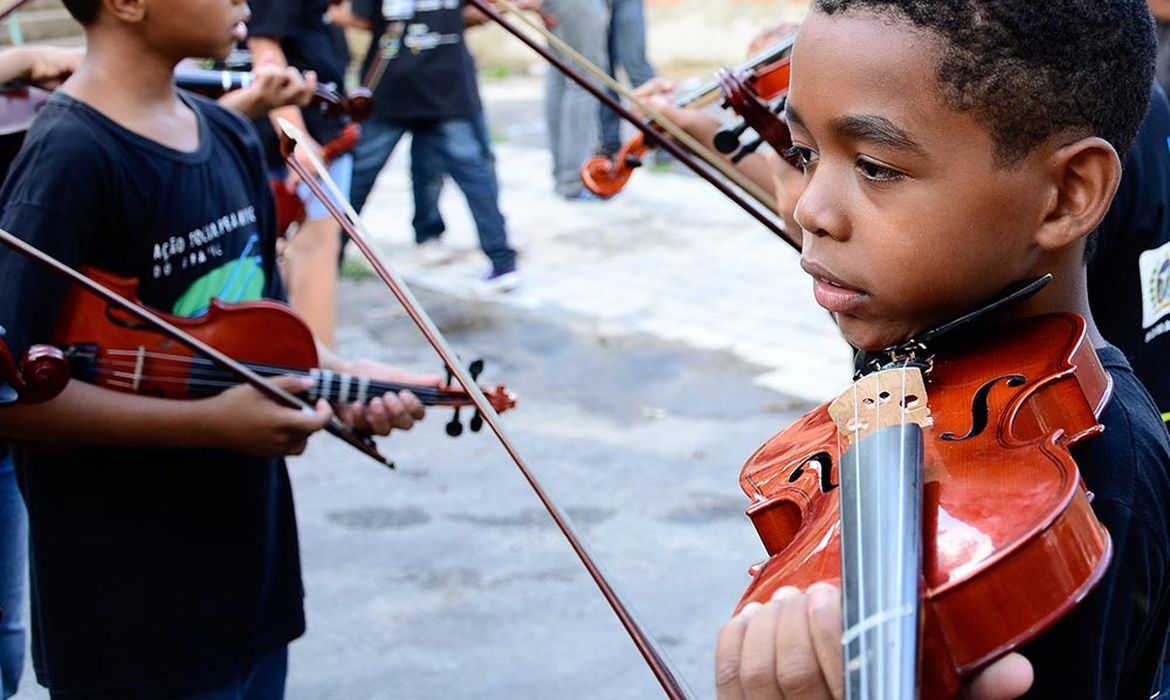 Projeto leva aulas de música para crianças em áreas vulneráveis do Rio
