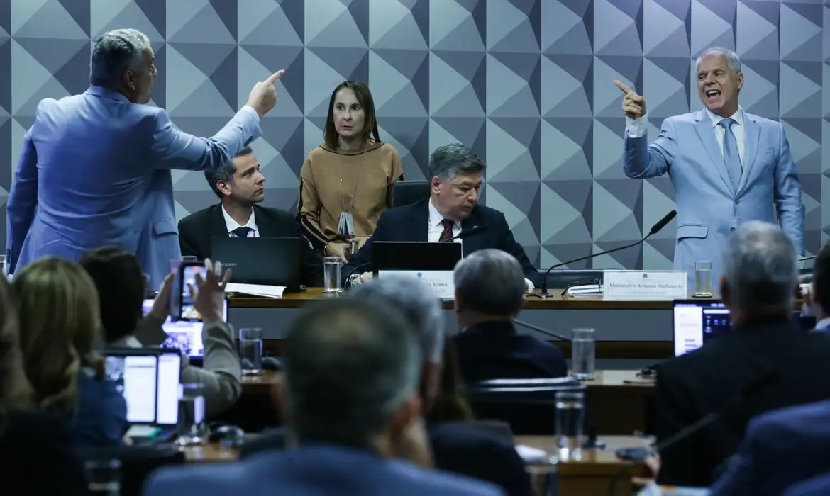 Ex-presidente do INSS se nega a responder perguntas de relator da CPI 