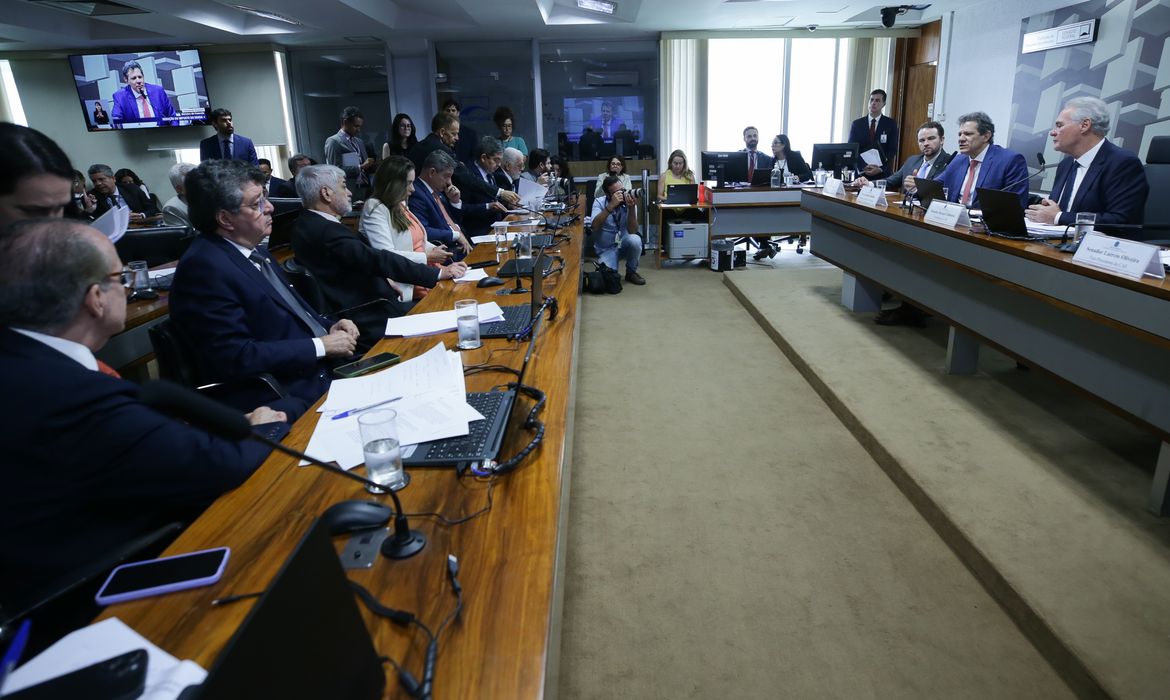 Haddad diz que cortar benefícios tributários é combater privilégios