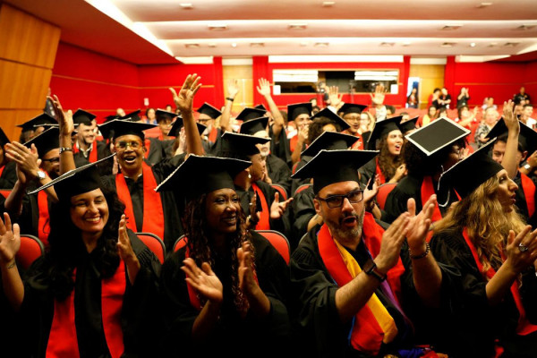 Formandos da Universidade das Quebradas celebram periferia na ABL