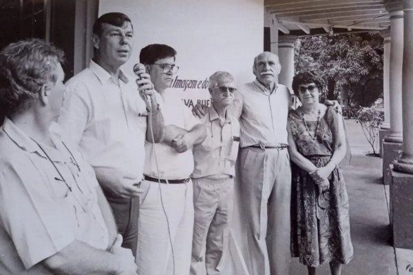ORIGEM DO SOM - O Museu da Imagem e Som (MIS) de Ribeirão, originalmente instalado no Museu Histórico. Na foto, datada da segunda metade dos anos 1970, da esquerda para direita o diretor dos Museus Toninho Lorenzato, prefeito Welson Gasparini, secretário da Cultura Luiz Aguiar, o jornalista Lucio Mendes, coordenador do MIS, vereador e ator José Velloni e Dulce Mendes, organizadora de patrimônio do MIS.