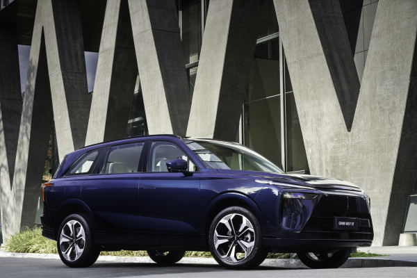 SUV híbrido plug-in tem tecnologia Hi4 e 517 cv 