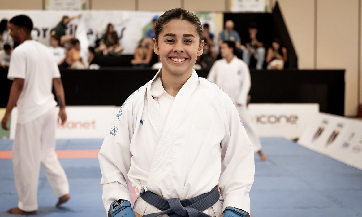 Atleta-estudante da UFPR compete nos JUBs por bicampeonato no karatê