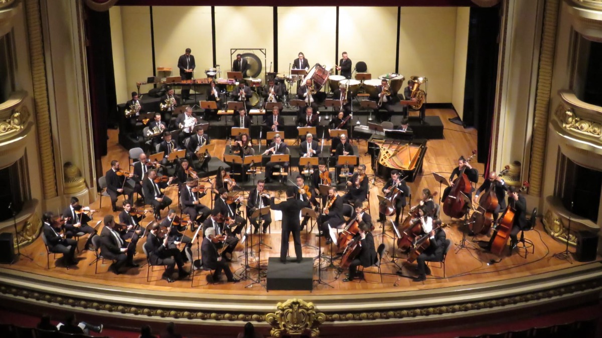 A Orquestra Sinf&ocirc;nica de Ribeir&atilde;o Preto apresenta o concerto Las Estaciones, que re&uacute;ne obras de Vivaldi e Piazzolla sob a reg&ecirc;ncia de Reginaldo Nascimento