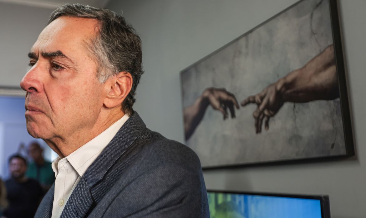 Barroso passa mal e é internado em hospital de Brasília 