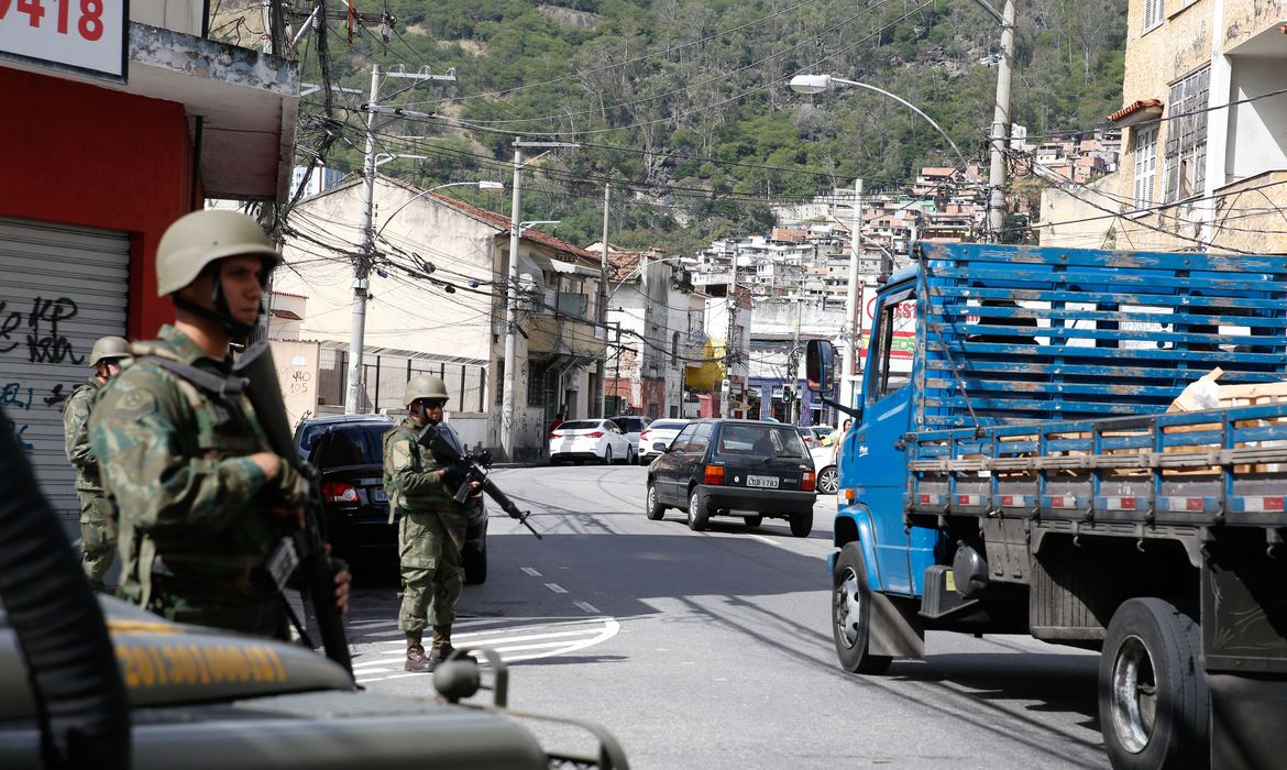 Rio apresentará plano para recuperar territórios ocupados pelo crime 