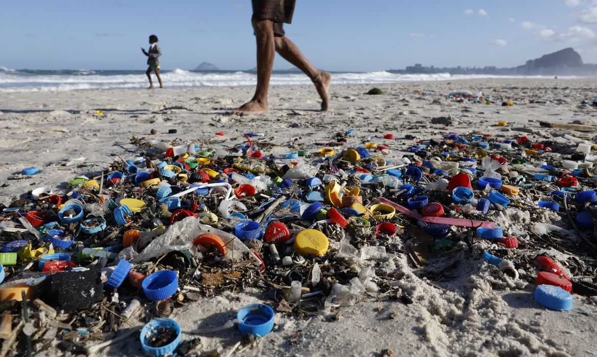 Micro e nanoplásticos contaminam água, ar e alimentos, mostra estudo