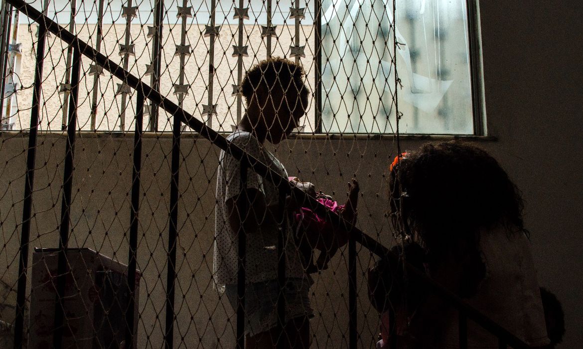 Cai tempo de acolhimento de crianças no estado do Rio
