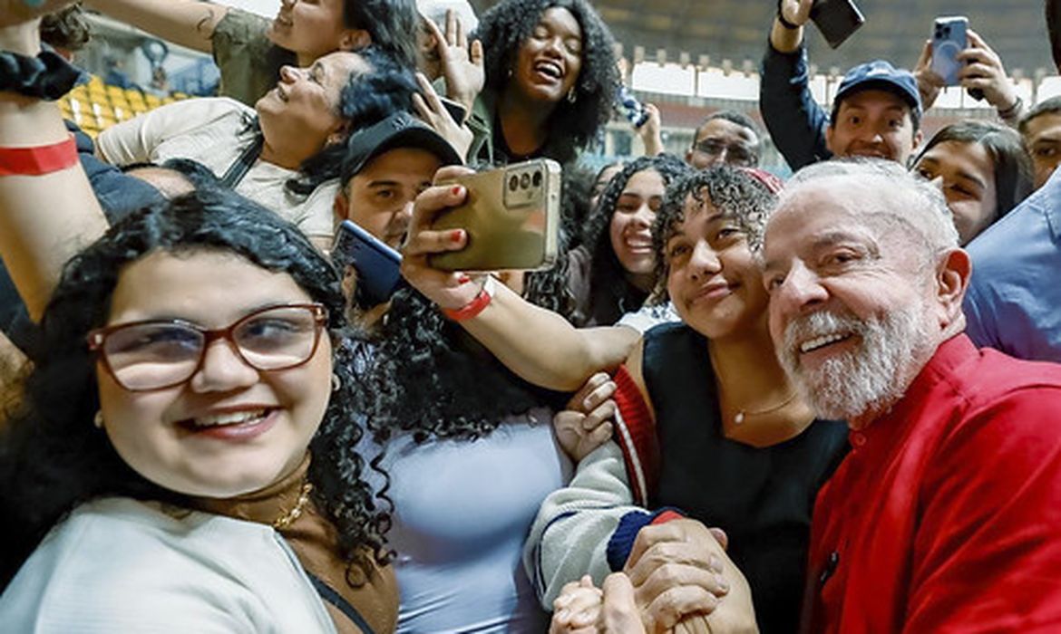 Lula: educação e política são pilares para país ter um futuro melhor 