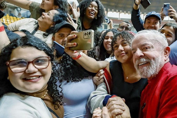 Lula: educação e política são pilares para país ter um futuro melhor