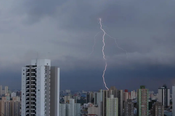 Ventos fortes em SP derrubam cobertura de arena e deixam 8 feridos