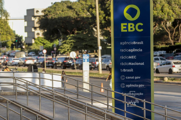 Agência Brasil e jornalistas da EBC recebem prêmio na área de economia