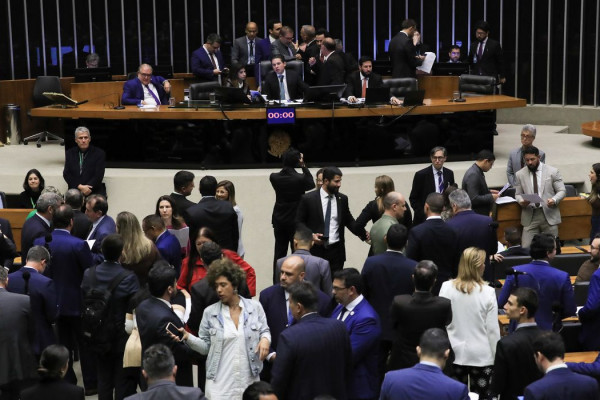 Câmara aprova urgência para votar direito à bagagem de mão gratuita
