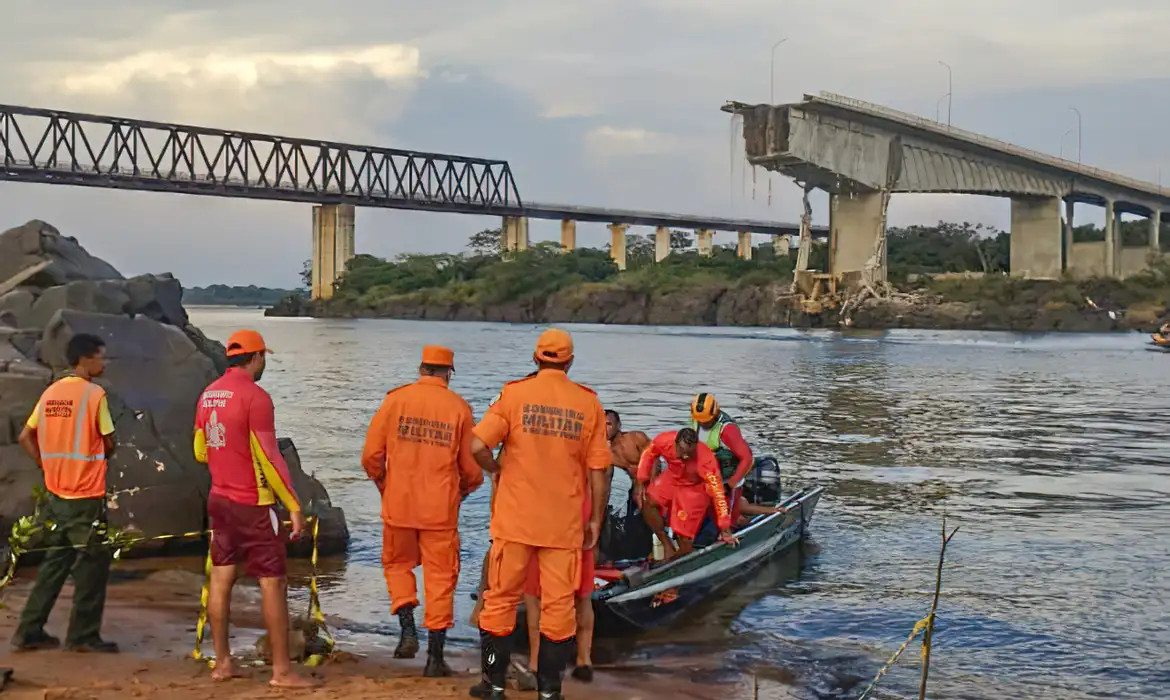 Carreta é retirada do Rio Tocantins dez meses após colapso da Ponte JK