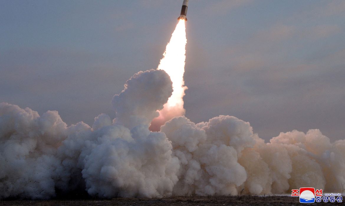 Coreia do Norte dispara míssil balístico em direção ao leste