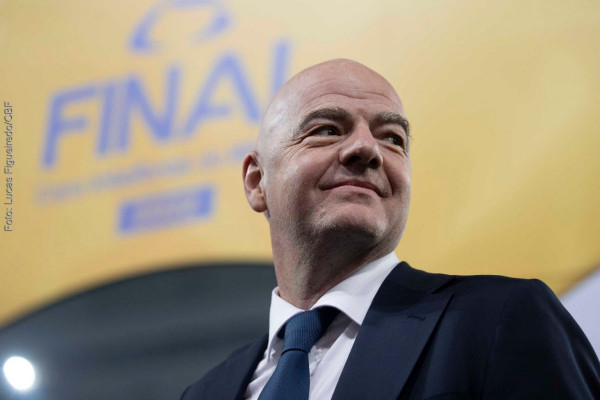 Gianni Infantino, presidente da Fifa, celebra o sucesso da venda
