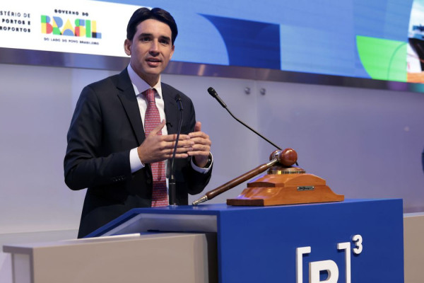Porto de São Sebastião será leiloado até abril de 2026, diz ministro
