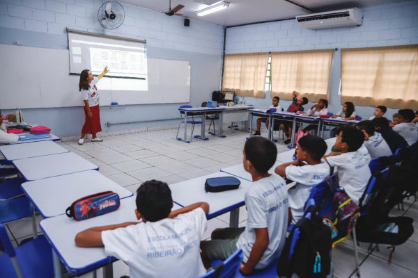 Alunos em sala de aula na rede municipal de ensino de Ribeirão