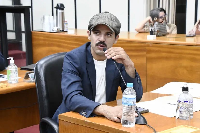 Bigodini (MDB) durante sessão da Câmara: afastamento prorrogado