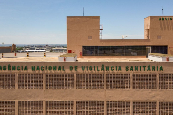 Anvisa proíbe lote falso de chá e suplementos inseguros para o consumo