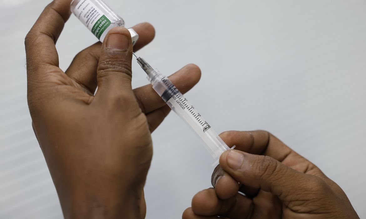 Vacinação despenca na Maré em dias de operação policial, aponta Unicef