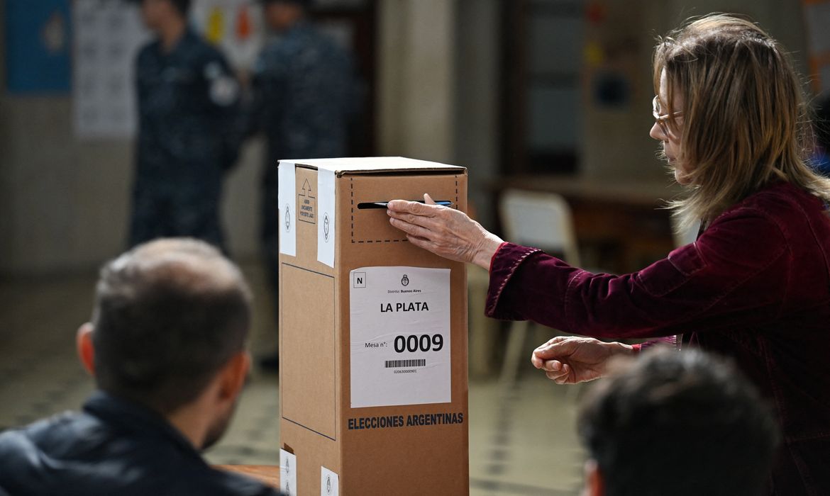 Argentinos vão às urnas para renovar Câmara e Senado