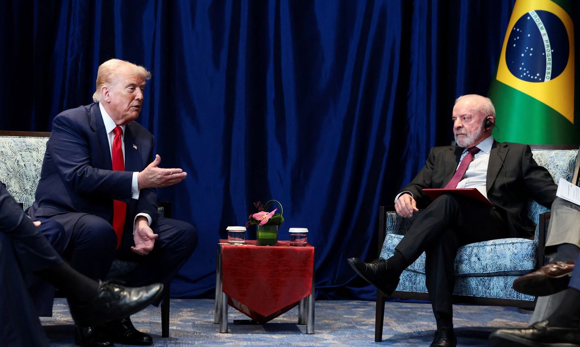 Trump parabeniza Lula e diz que negociações com Brasil prosseguem