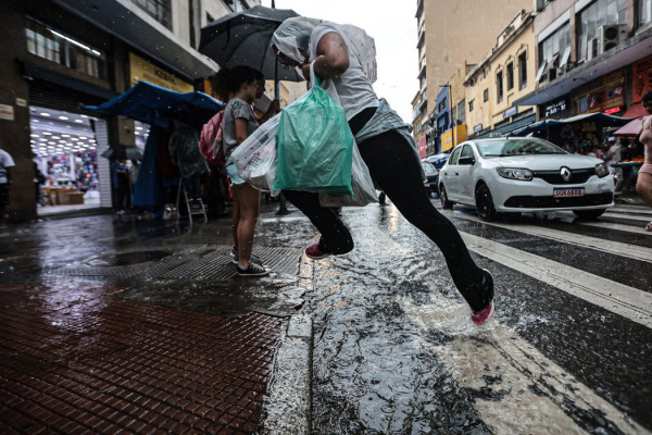 Frente fria muda o tempo e favorece chuvas no estado de São Paulo