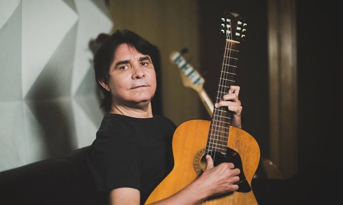 Cantor Lô Borges tem quadro estável após passar por traqueostomia