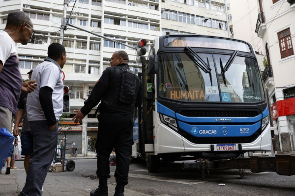 Rio: mais de 50 ônibus viraram barricada; transporte está afetado