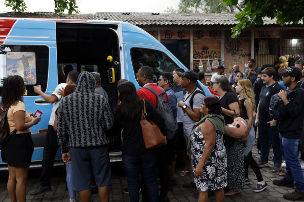 "Entrei na estação para fugir dos tiros", conta moradora do Rio