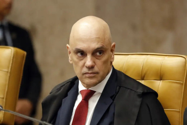 Moraes pede que Filipe Martins explique perda do sinal da tornozeleira