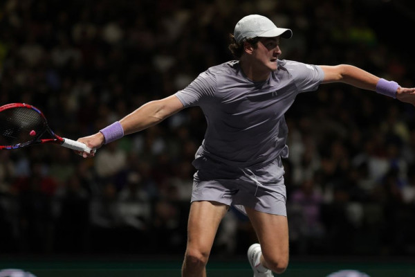 João Fonseca vence Shapovalov na estreia do Masters 1000 de Paris