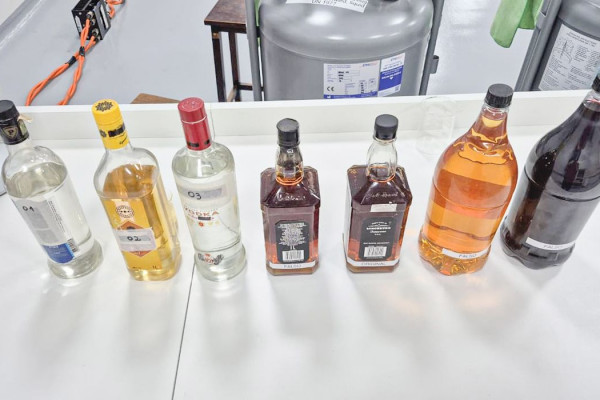 Bar em São Vicente é fechado após morte de mulher que consumiu whisky