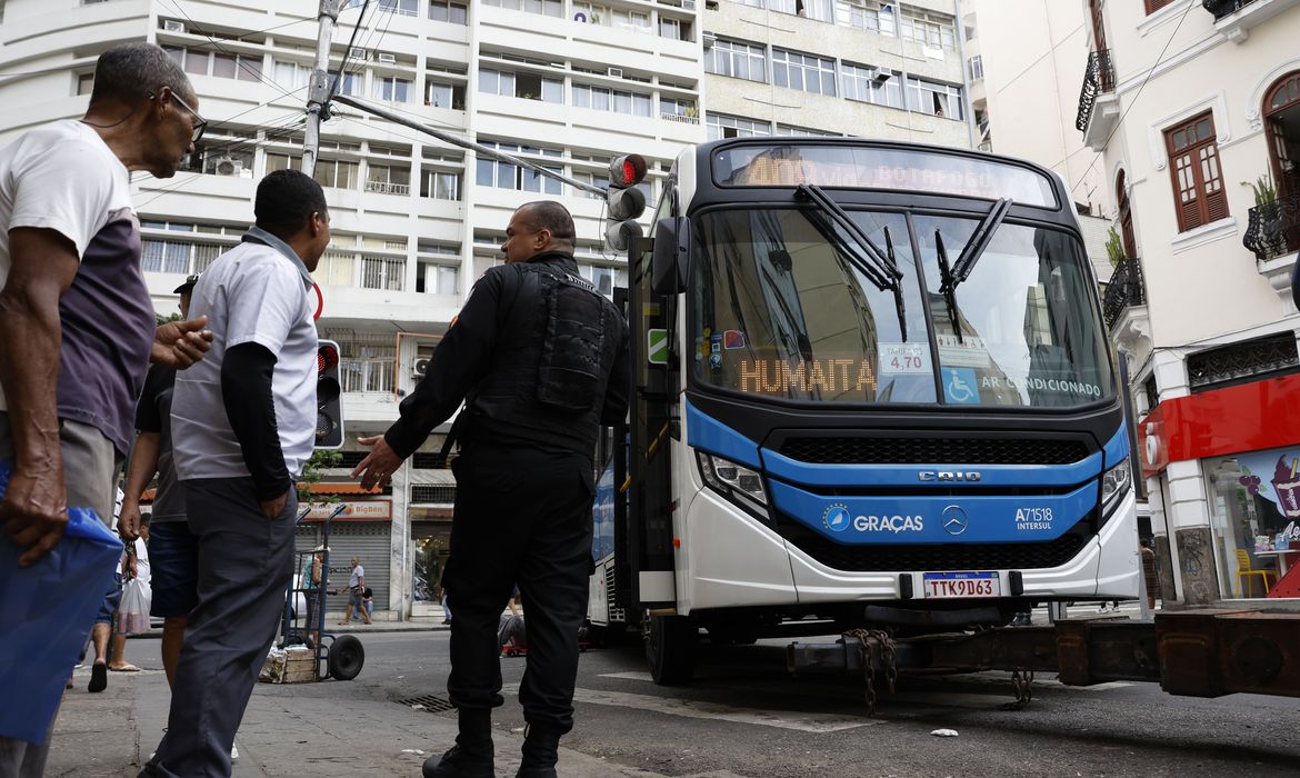 Rio: mais de 50 ônibus viraram barricada; transporte está afetado
