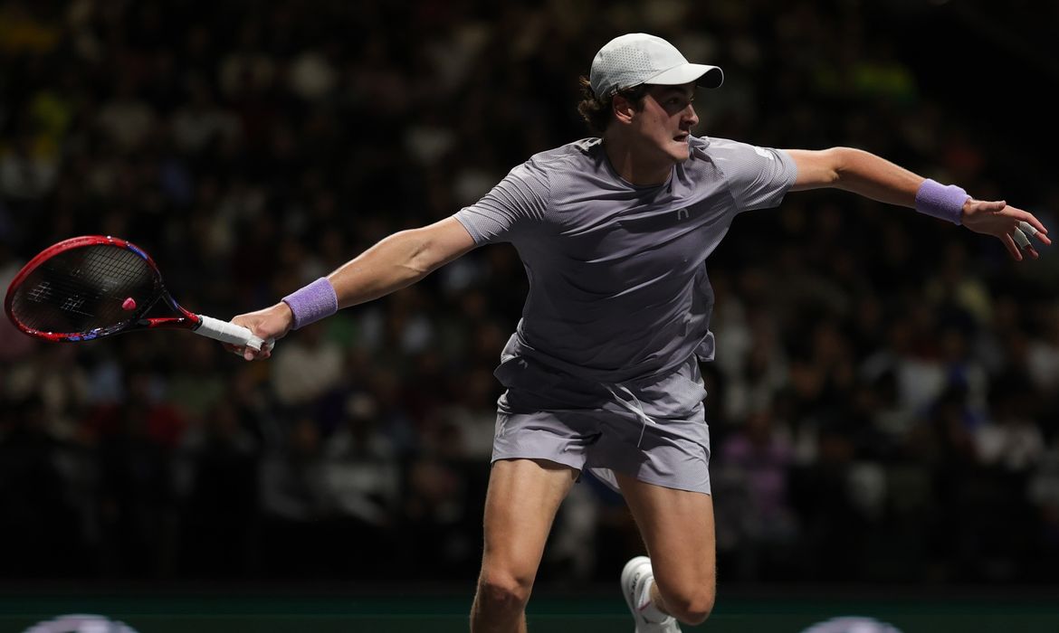 João Fonseca vence Shapovalov na estreia do Masters 1000 de Paris