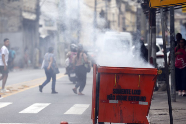 Moradores retiram cerca de 50 corpos em área de mata após operação