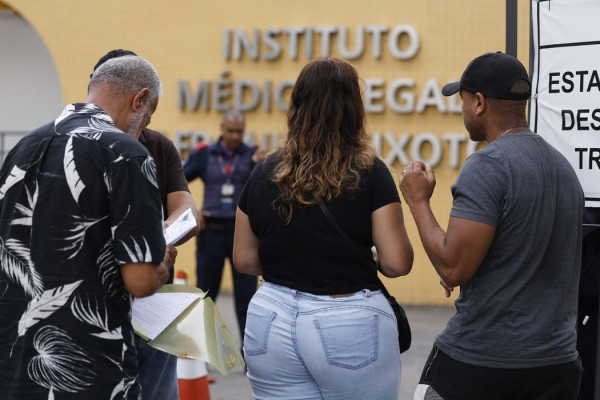 Famílias se cadastram para reconhecer corpos no IML do Rio