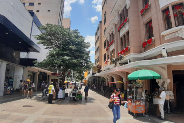 Comércio de rua na região do calçadão central de Ribeirão Preto