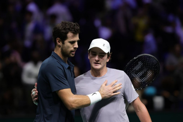 João Fonseca batalha em quadra, mas dá adeus ao Masters 1000 de Paris