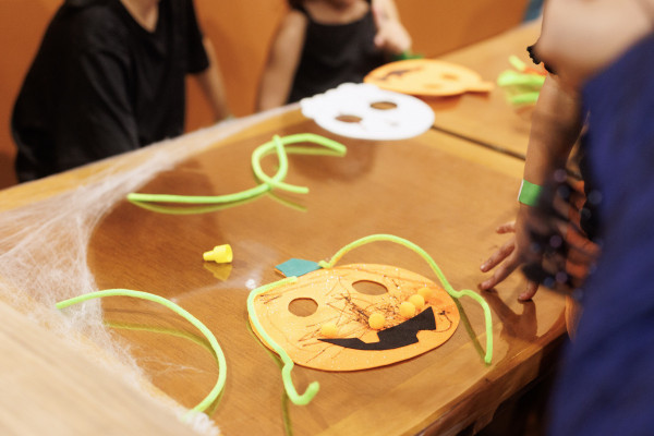 Oficinas, pintura facial e personagens temáticos transformam o RibeirãoShopping em um cenário de fantasia e diversão para as crianças