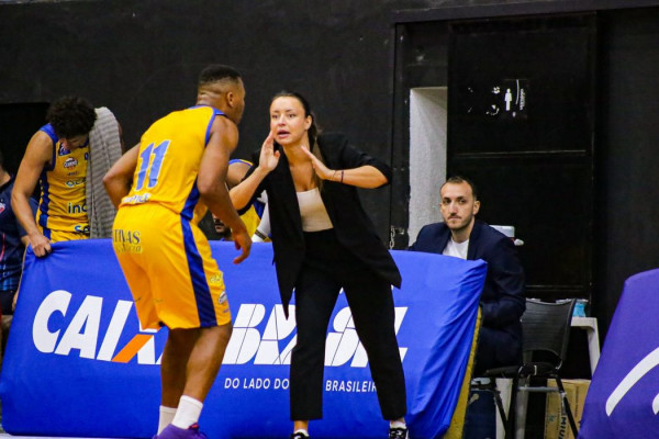 Primeira técnica mulher no NBB, Jelena Todorovic começa com pé direito