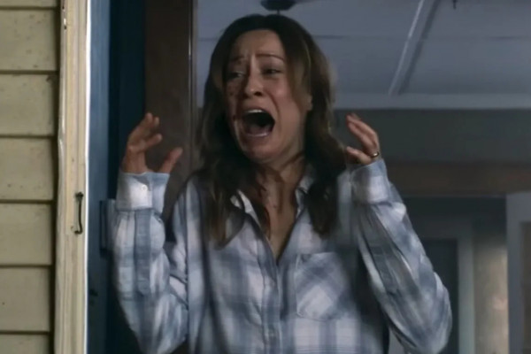 Em Terror em Shelby Oaks, Mia (Camille Sullivan) procura pela irmã desaparecida e acaba cercada por segredos e forças sombrias