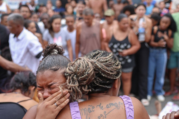 Ativistas denunciam "massacre" em ação policial no Rio