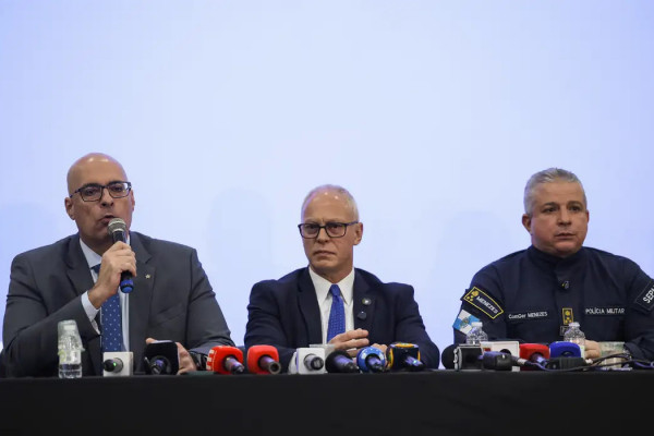 Governo do Rio estima 119 mortes; moradores retiram corpos da mata